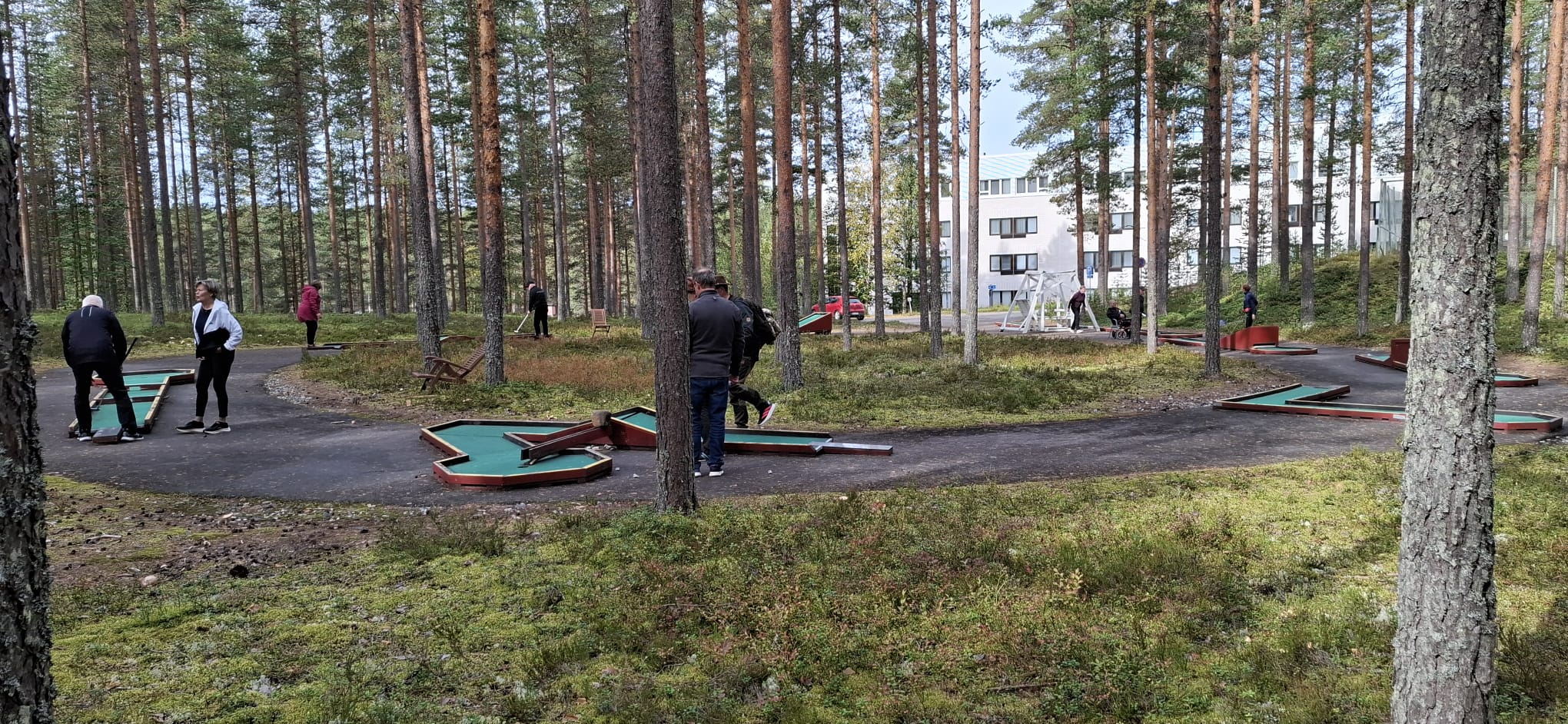 kuntoutuskurssilaiset pelaavat minigolfia